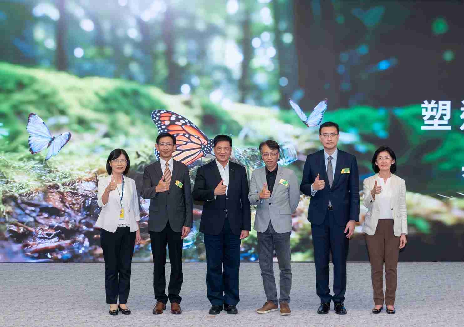 友達2023 CSR共榮大會，，，，邀請領域專家分享交流生物多樣性管理趨勢、、、、無塑產品、、、、海廢永續塑料等議題  （圖左到右：友達光電永續長古秀華、、3M台灣技術長陳君杰、、、、友達光電董事長暨集團策略長彭双浪、、、光寶科技企業永續發展處處長陳慶暉、、、、安永聯合會計師事務所執業會計師曾于哲、、友達光電供應鏈總部副總經理吳宜芳）