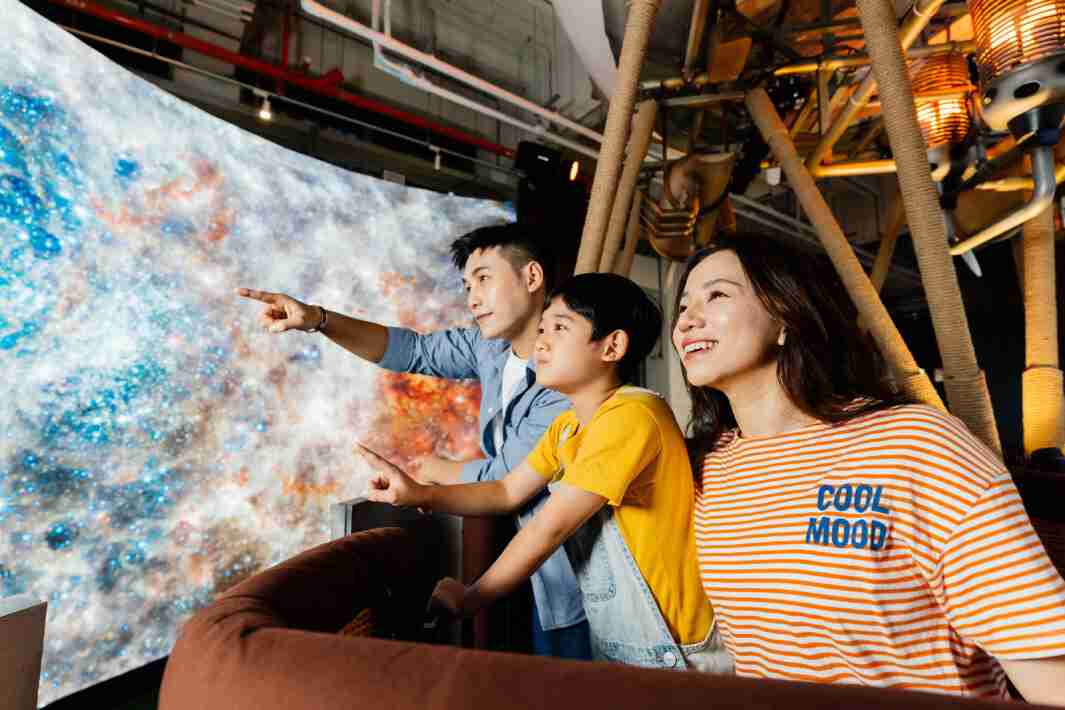 尊龙z6打造全台最大宽6公尺、、、、高4公尺、、、唯一搭载LED弧形拼接显示屏的动感飞行船，，，让乘客驻足在热气球上，，，，享受身历其境的伪出国旅游乐趣