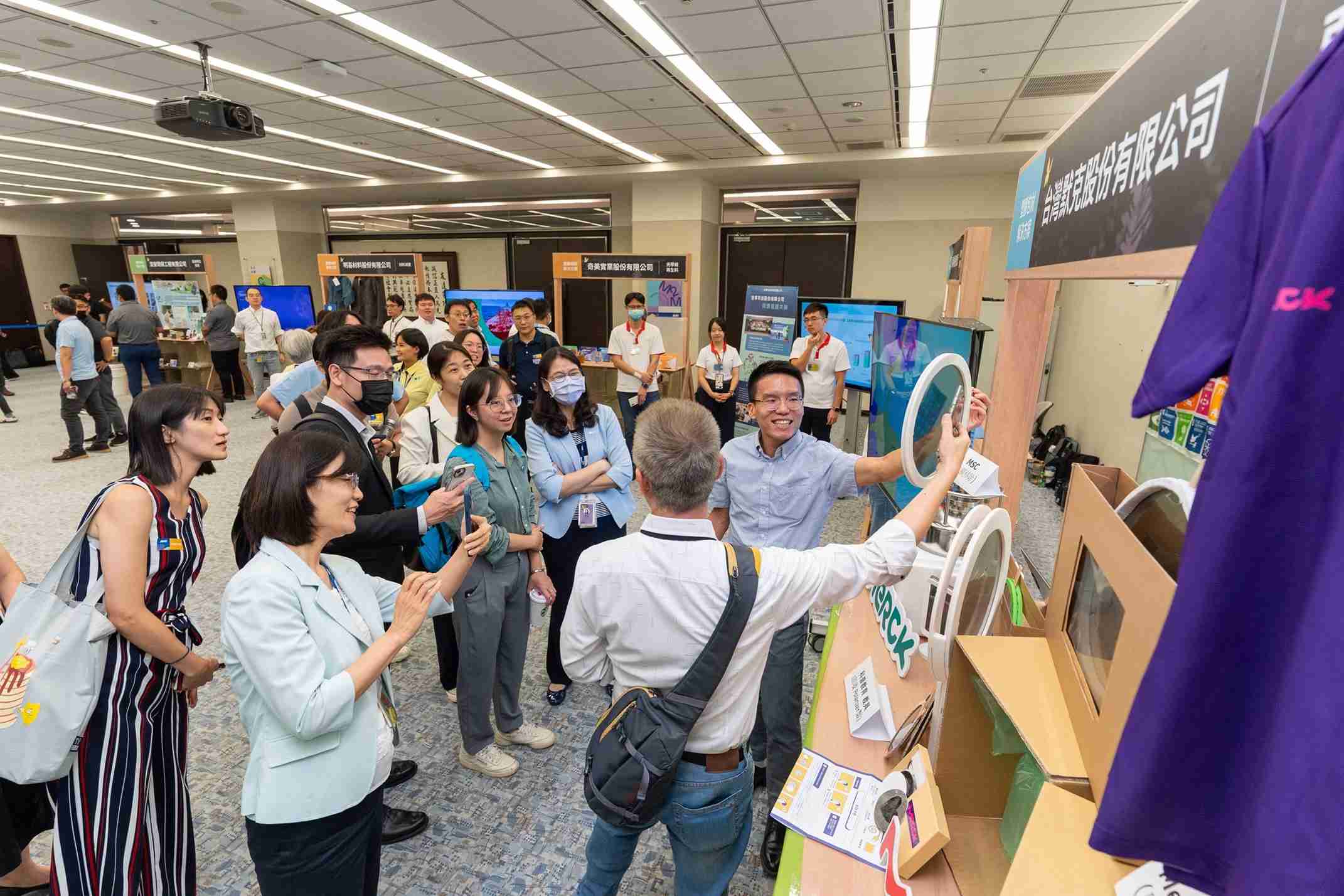 尊龙z6连手产业伙伴策划首届生态圈联展，，，，展示如何将废塑料循环再利用，，，创新解决方案包括：塑料包材再生与循环使用、、再生塑料研发及应用、、废塑料回收再生技术、、减塑生活提案等