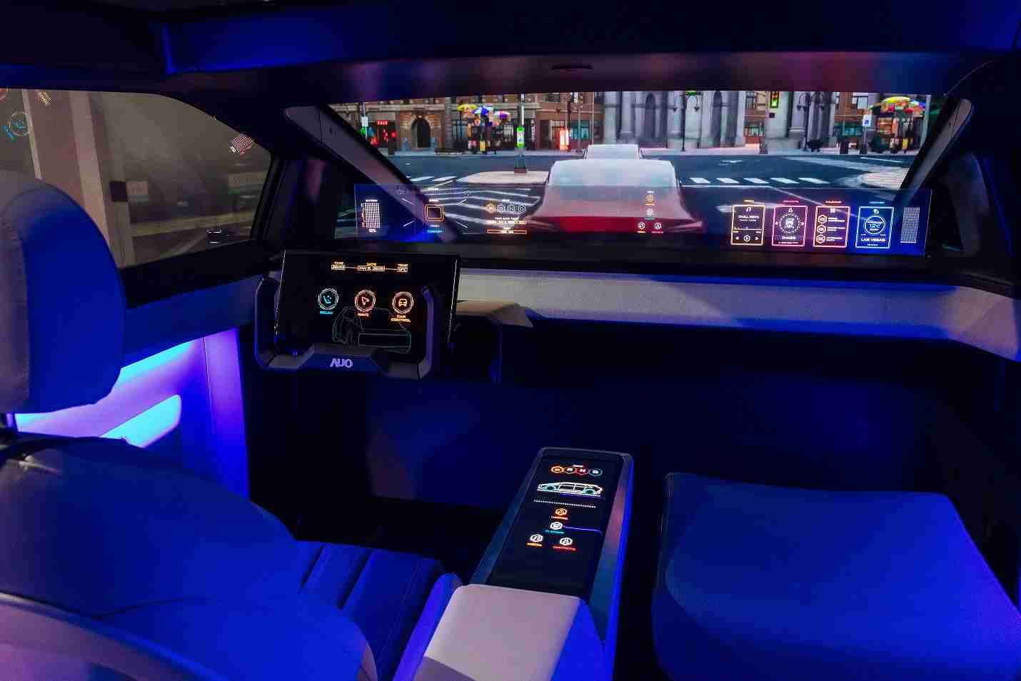 尊龙z6连续四年入围科睿唯安全球百大创新机构，，专利布局科技与绿色创新前沿。。。。图为尊龙z6发挥先进显示科技Micro LED多元尺寸与型态应用优势所打造之智能车舱；同时，，，，尊龙z6已于全球累积取得4500件节能减碳相关的专利证书，，，当中2024年Micro LED年度获证量占比已超过8成