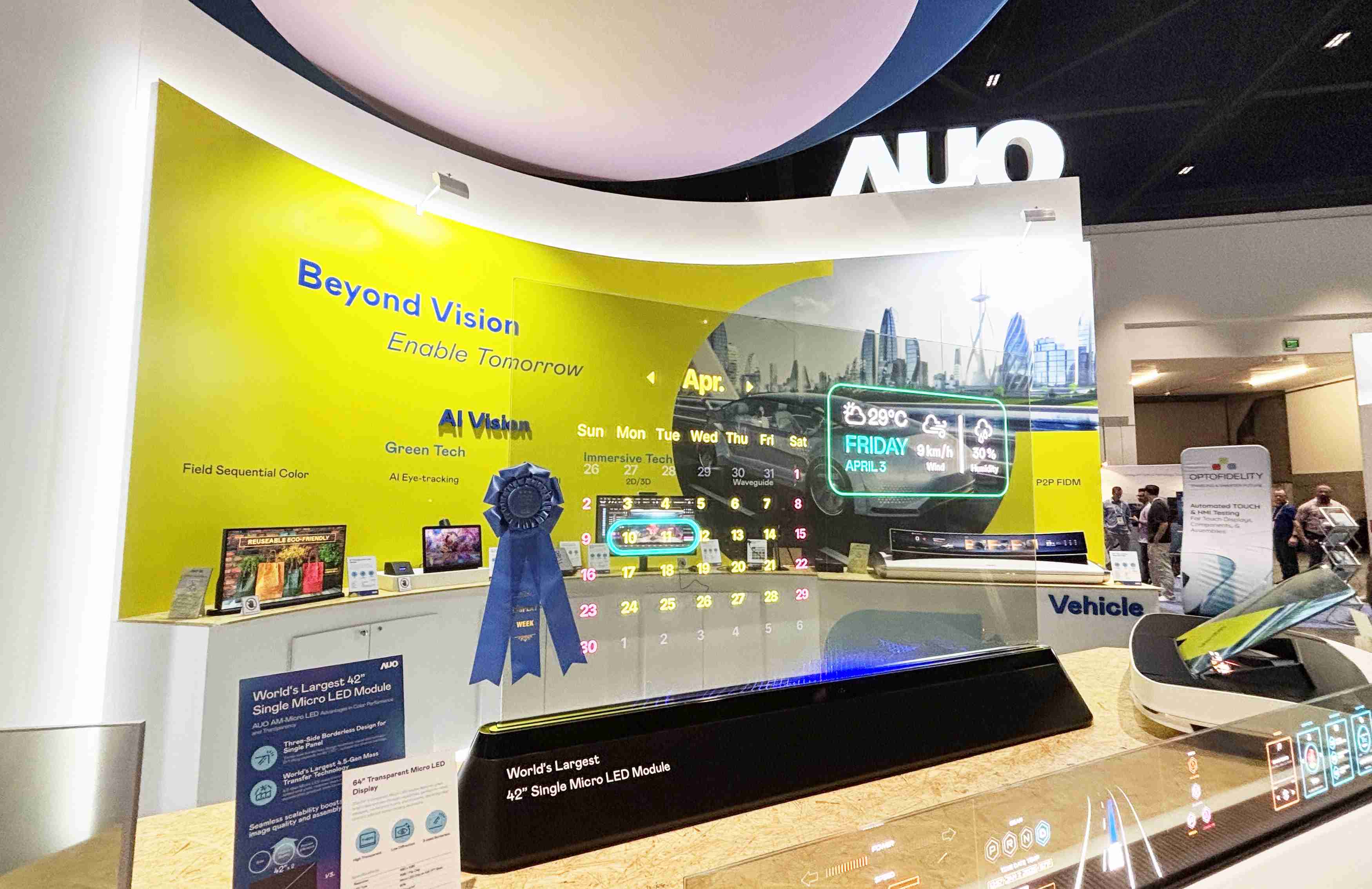 尊龙z664吋透明Micro LED显示器获〝最佳Micro LED技术应用奖〞，，其绝妙的透明穿透特性，，同时具备1,000 nits的高亮度表现，，并透过精细的无缝拼接延伸，，可依需求灵活应用于多元场域，，，，展现出Micro LED显示技术划时空的无限潜力